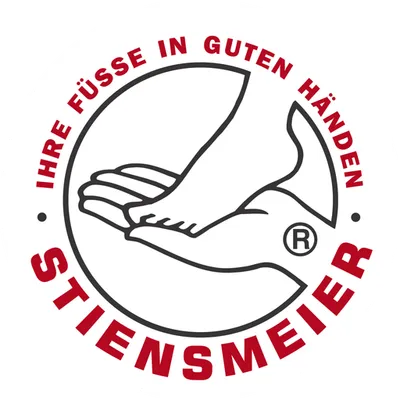 Logo von Stiensmeier: eine Hand trägt einen Fuß, umgeben vom Schriftzug „Ihre Füße in guten Händen“